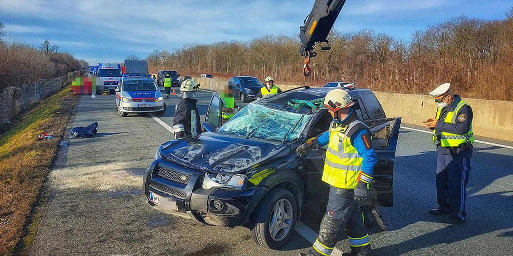 Die Feuerwehr bei der Fahrzeugbergung.
