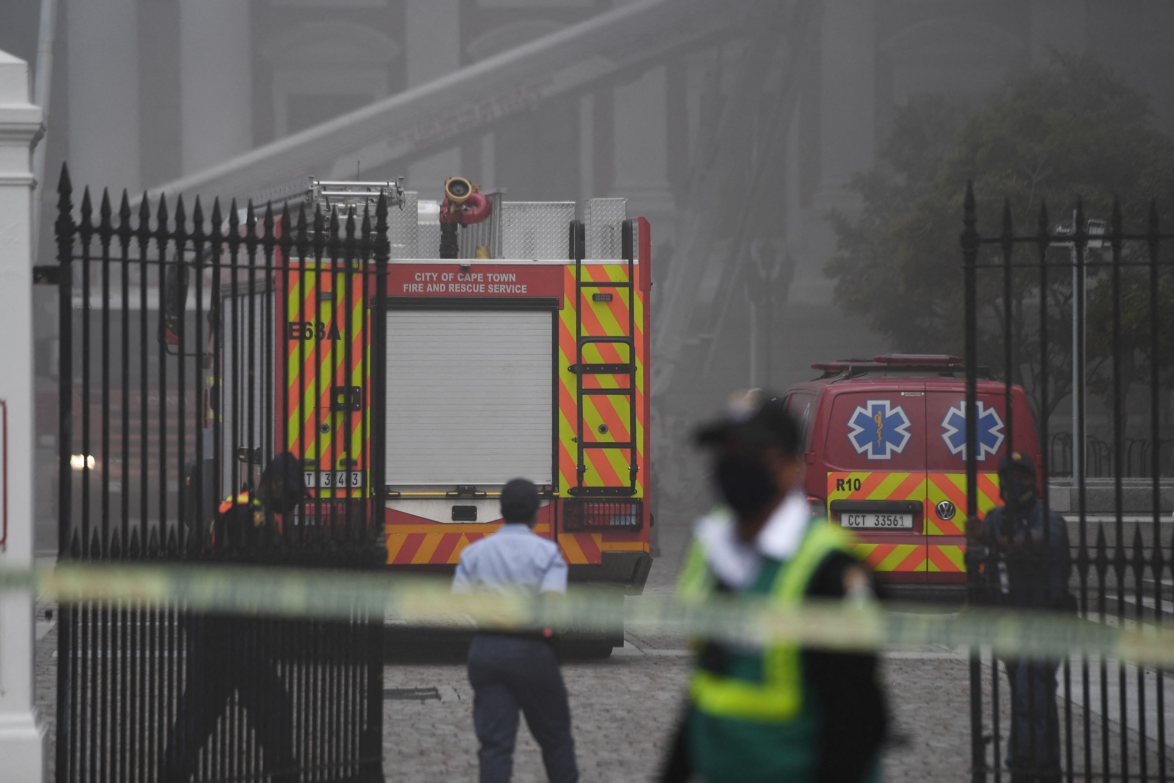 Das Parlament in Südafrika wurde bei einem Feuer schwer beschädigt. Die Bilder zum Durchklicken.