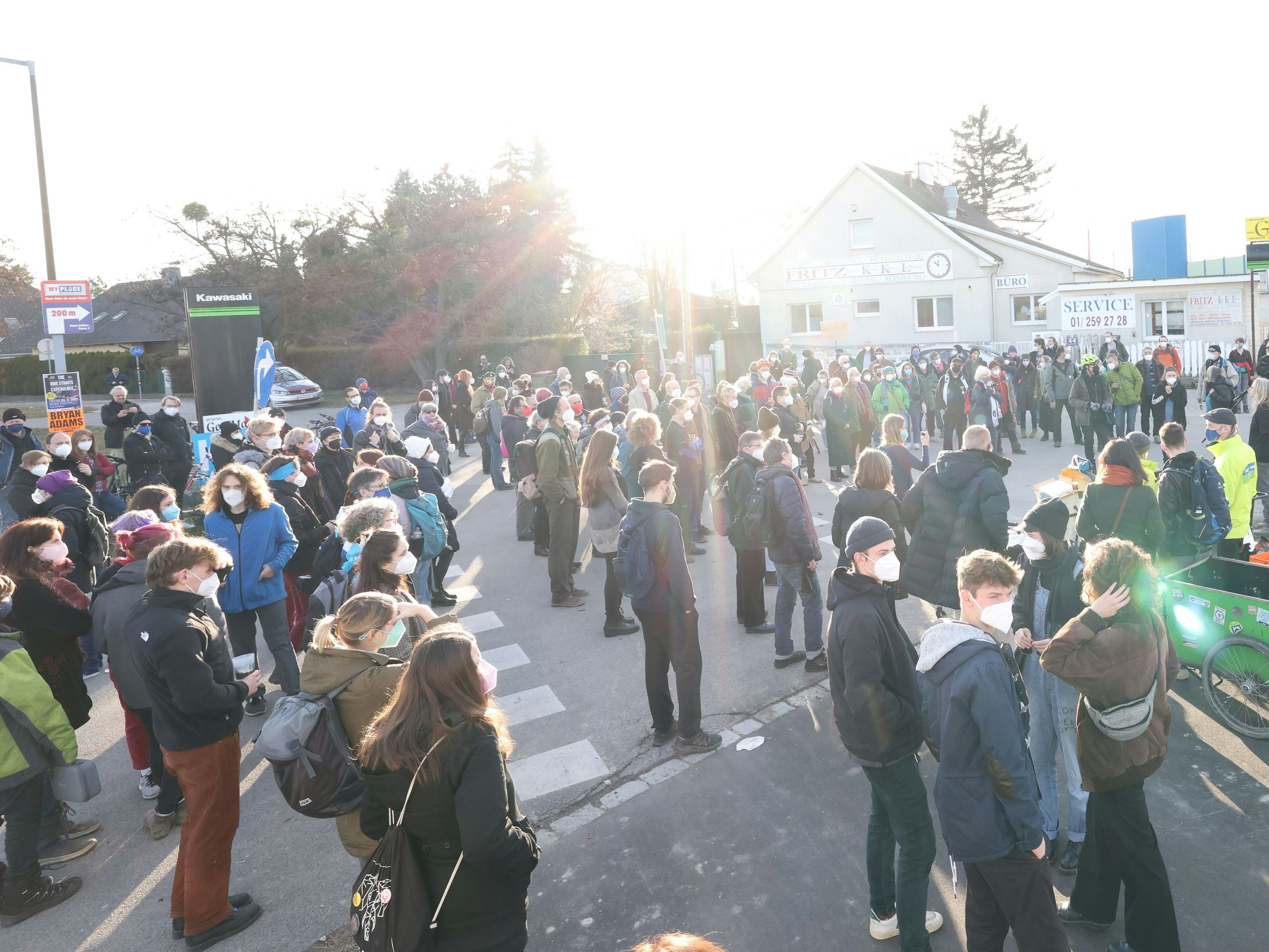 Rund 150 Aktivisten und Sympathisanten nahmen am Sonntag an der Mahnwache Teil.