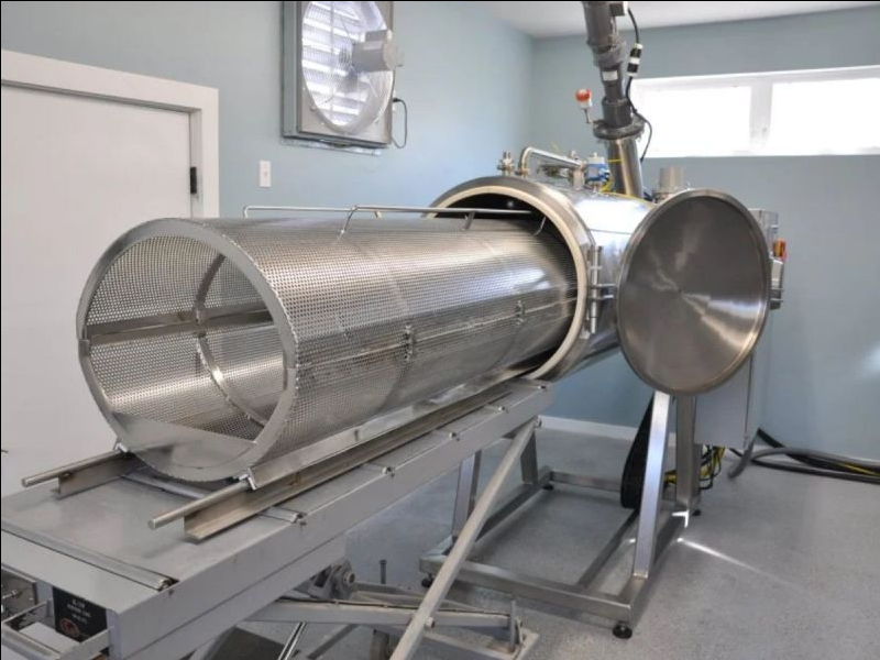 Erzbischof Desmond Tutu wird aquamiert.