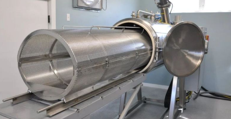 Erzbischof Desmond Tutu wird aquamiert.