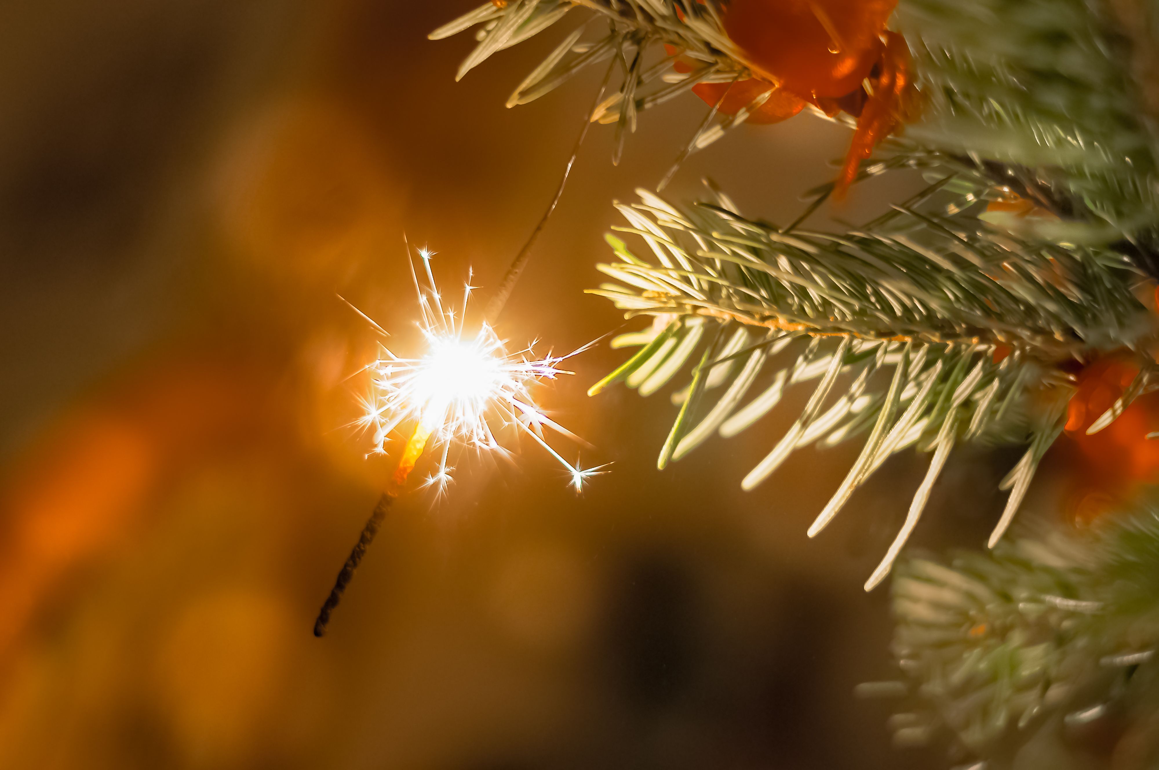 Die Wunderkerze sorgte für einen Christbaum-Brand. Symbolbild. 