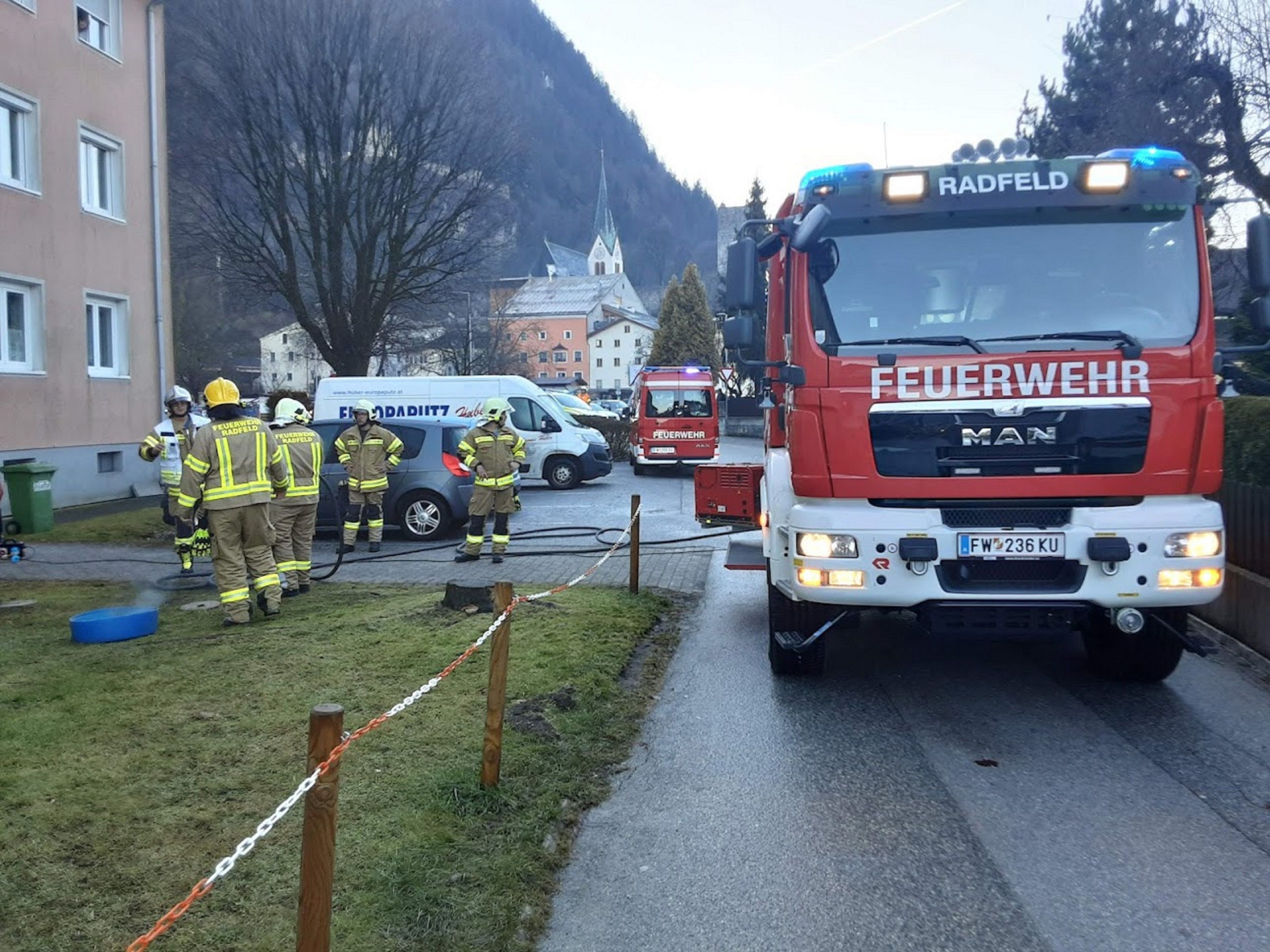 Die Feuerwehr rückte zu der Wohnung in Radfeld aus.
