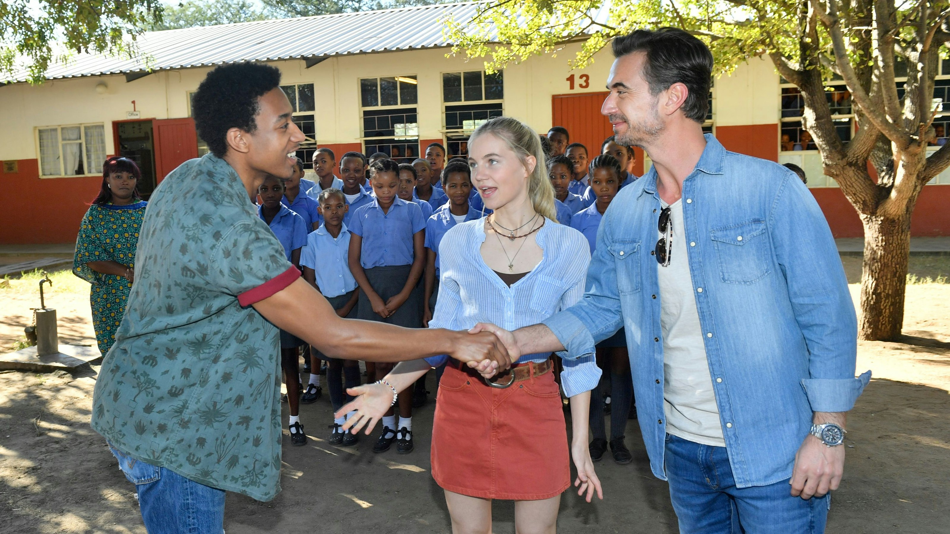 Leonie (Louise Sophie Arnold, M.) möchte nach ihrem Auslandspraktikum in Namibia bleiben. Ihr Onkel Max (Florian Silbereisen, r.) lernt den Grund dafür kennen: Tayo Balewa (Tidiane Jamayn Diallo, l.).