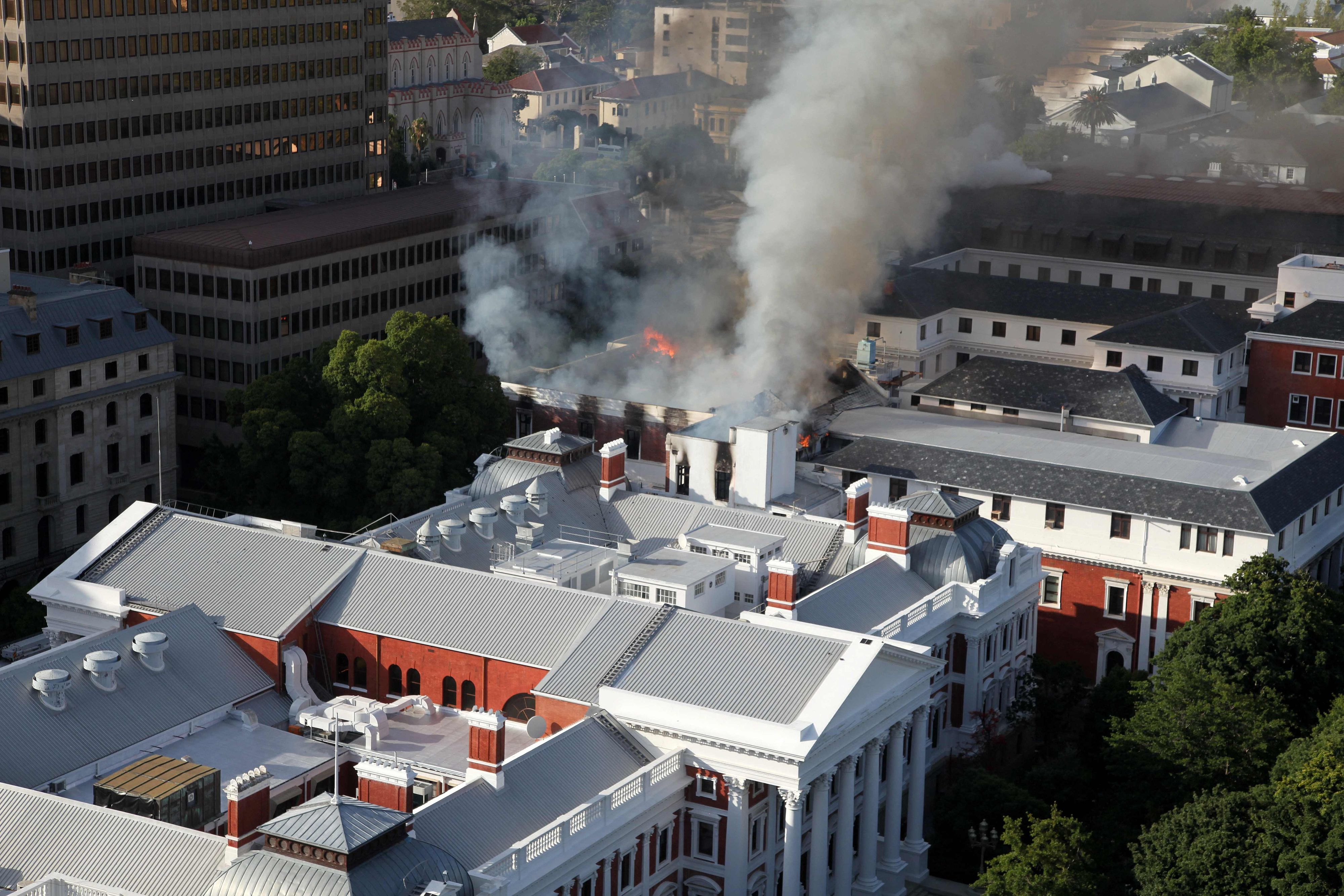 Das Parlament in Südafrika wurde bei einem Feuer schwer beschädigt. Die Bilder zum Durchklicken.