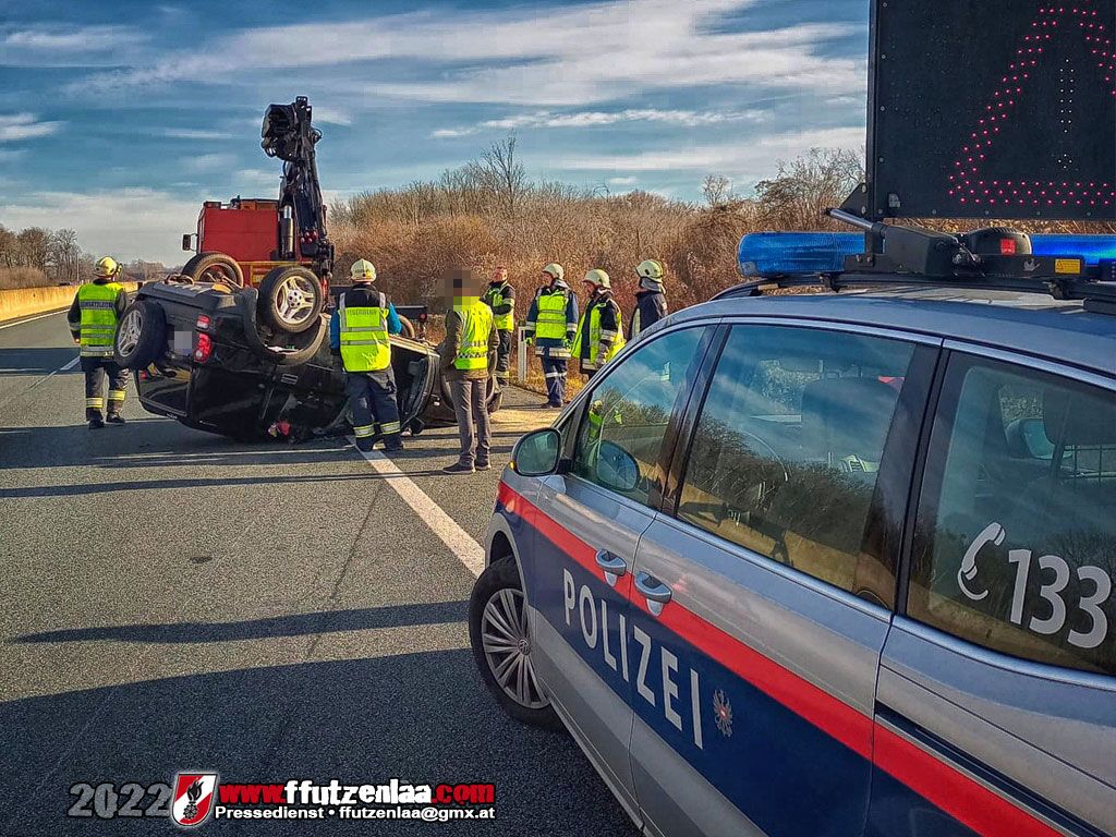 Die Feuerwehr bei der Fahrzeugbergung.