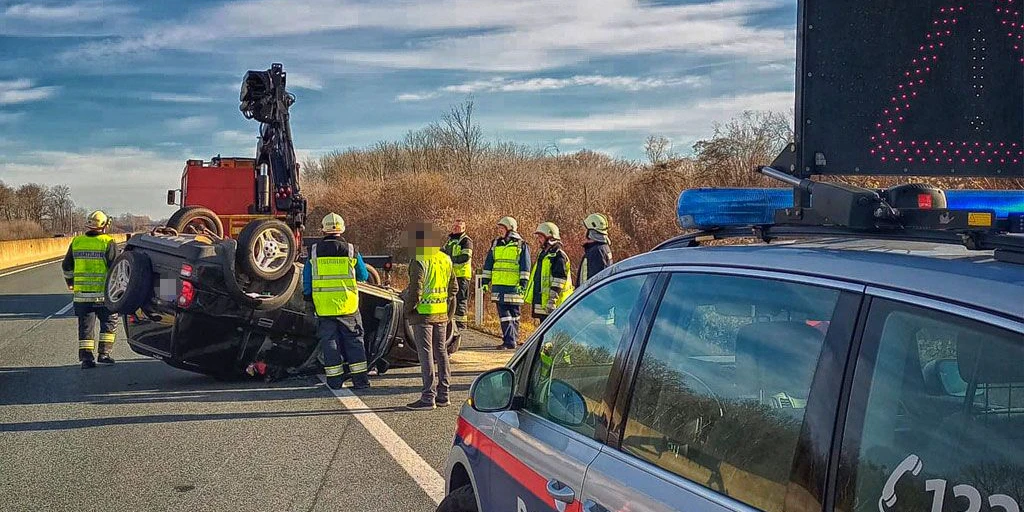 Die Feuerwehr bei der Fahrzeugbergung.