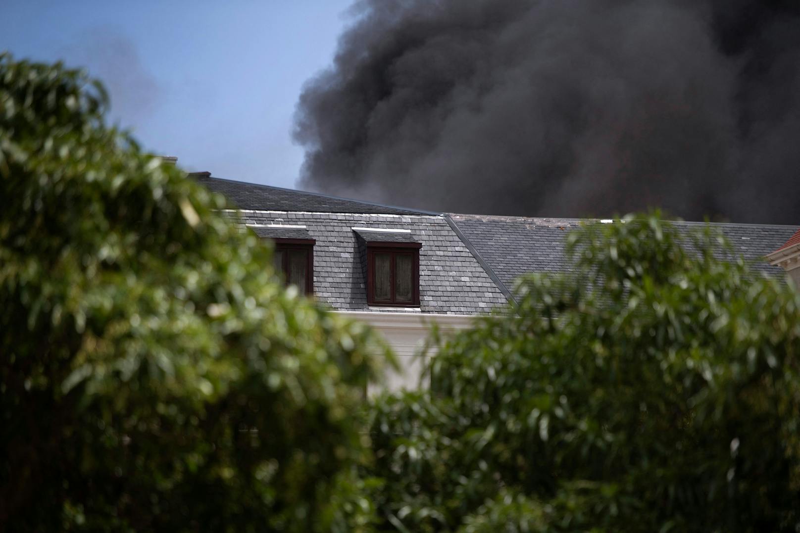 Das Parlament in Südafrika wurde bei einem Feuer schwer beschädigt. Die Bilder zum Durchklicken.