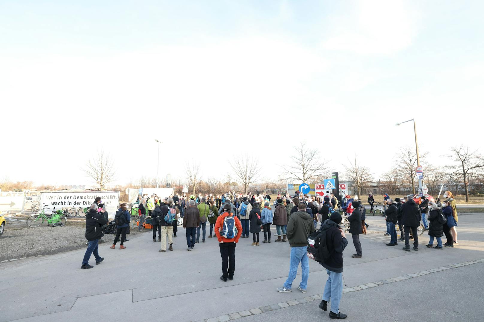 Rund 150 Aktivisten und Sympathisanten nahmen am Sonntag an der Mahnwache Teil.