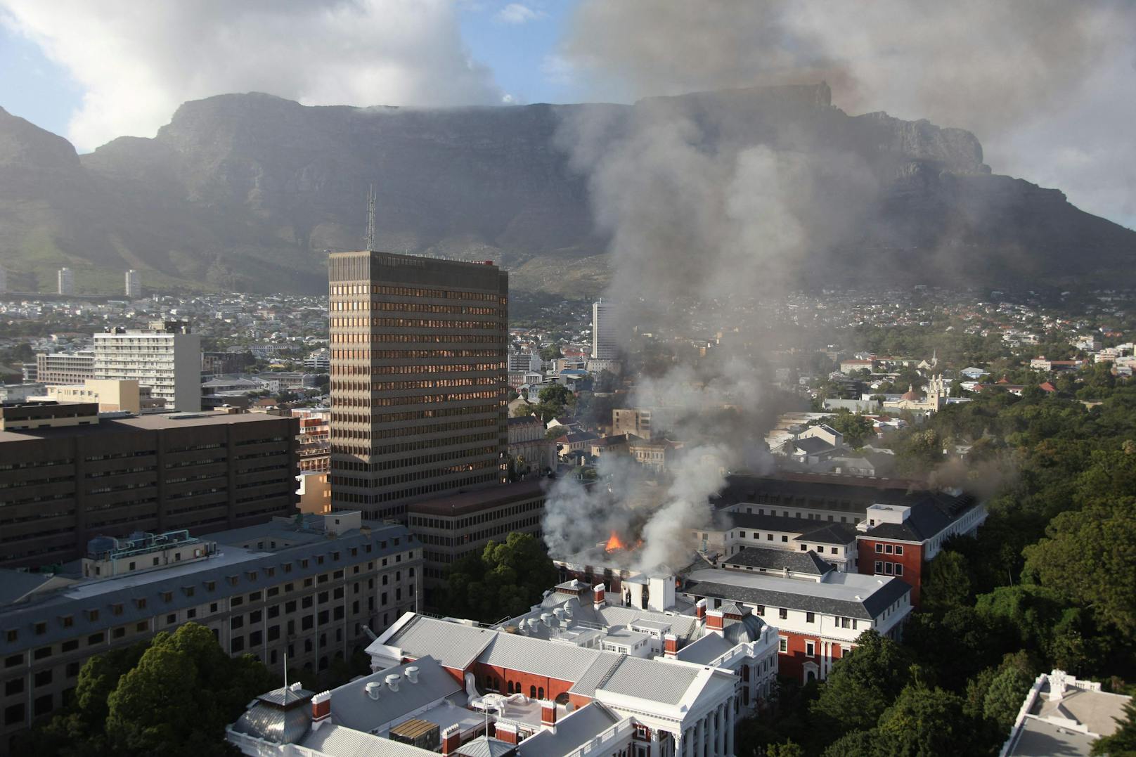 Das Parlament in Südafrika wurde bei einem Feuer schwer beschädigt. Die Bilder zum Durchklicken.