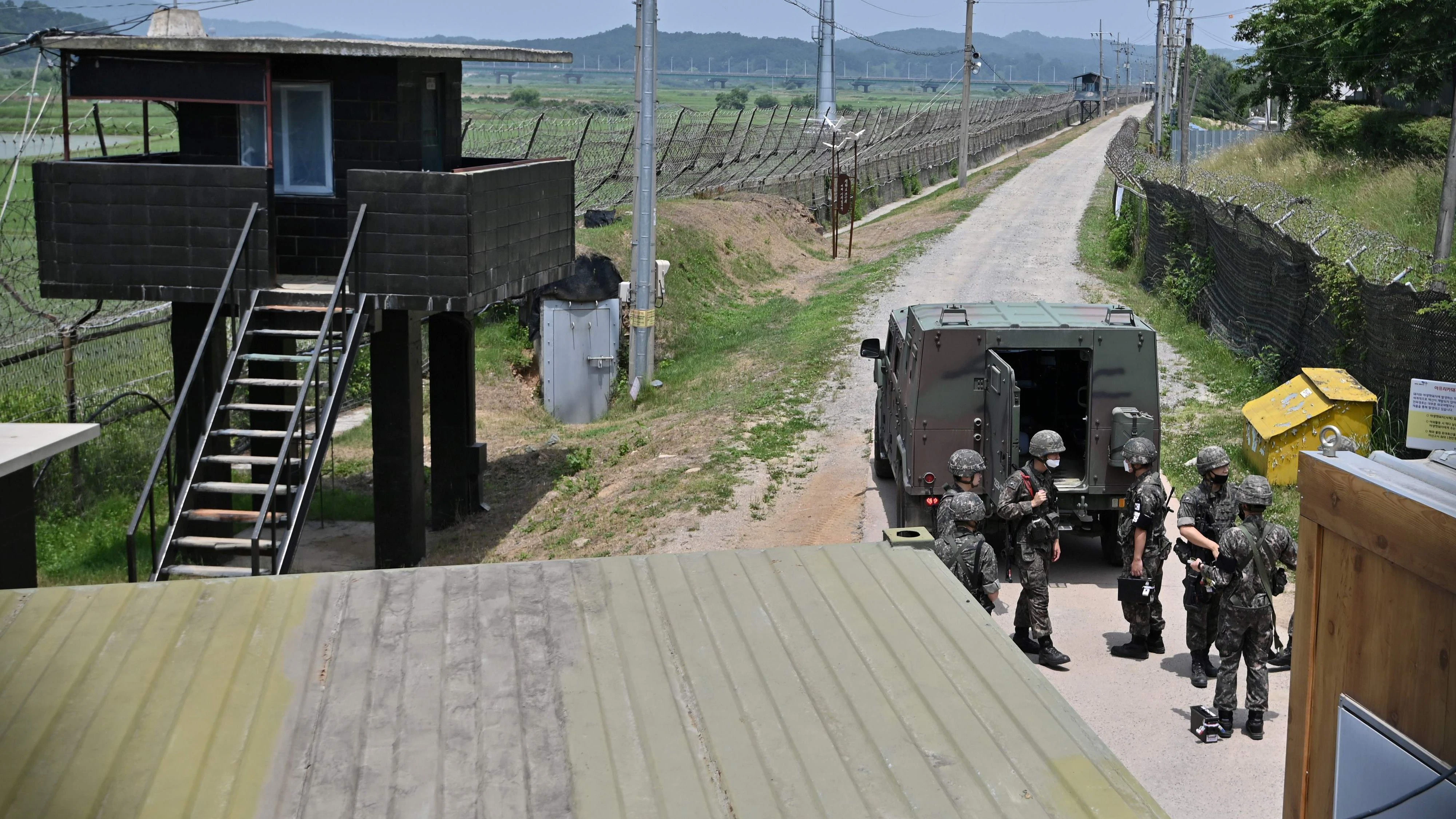 Download von www.picturedesk.com am 02.01.2022 (13:45).  TOPSHOT - South Korean soldiers gather near a guard post in a sideline of Imjingak peace park in the border city of Paju on June 17, 2020. - North Korea threatened on June 17 to bolster its military presence in and near the Demilitarized Zone, a day after blowing up its liaison office with the South, prompting sharp criticism from Seoul. (Photo by Jung Yeon-je / AFP) - 20200617_PD0570 - Rechteinfo: Rights Managed (RM) Nur für redaktionelle Nutzung! Werbliche Nutzung erfordert Freigabe: bitte schicken Sie uns eine Anfrage.