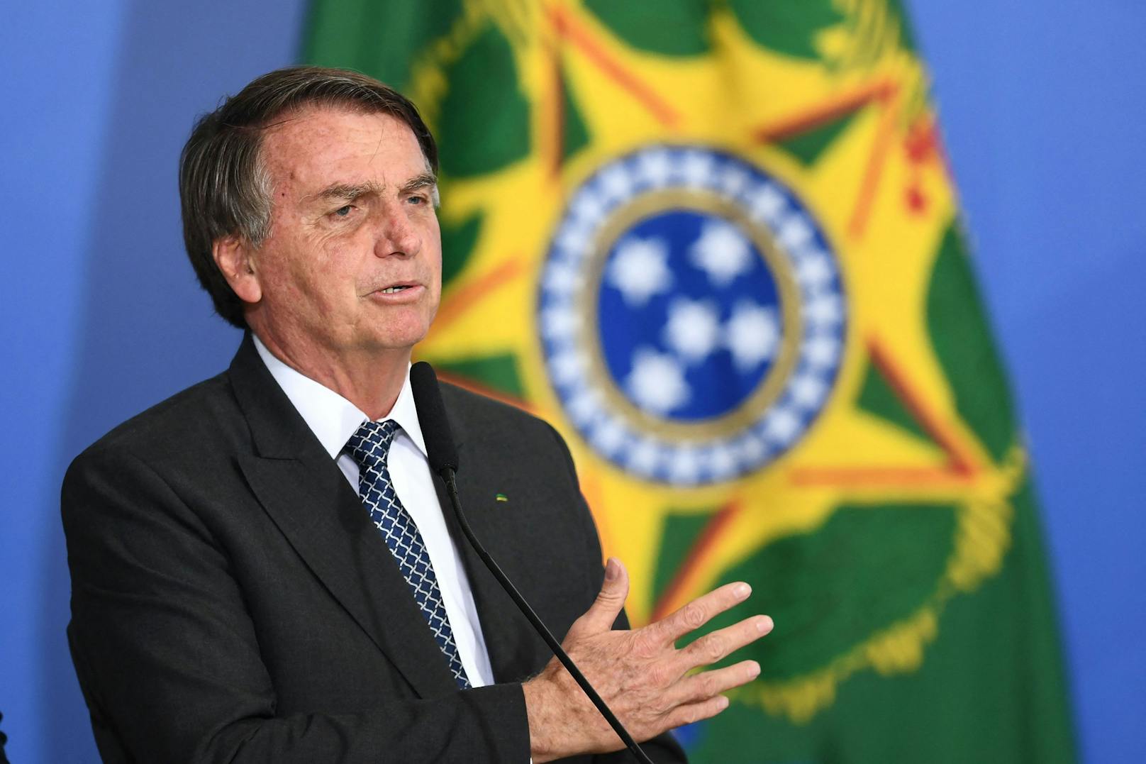 Bolsonaro untergetaucht – er darf keine Hosen tragen