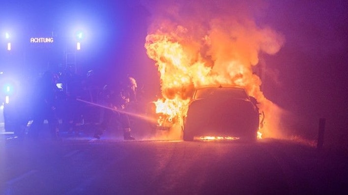 Der 18-Jährige fuhr auf der B137 als sein Wagen plötzlich in Flammen aufging.