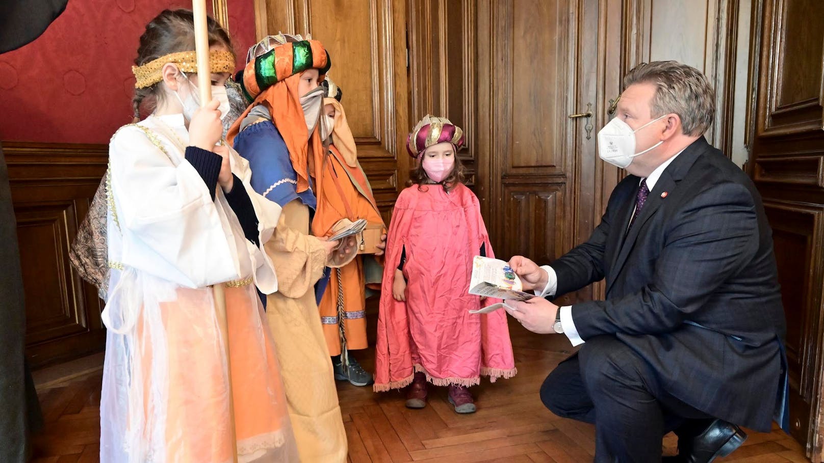 Die Sternsinger bekamen eine Spende vom Bürgermeister.&nbsp;