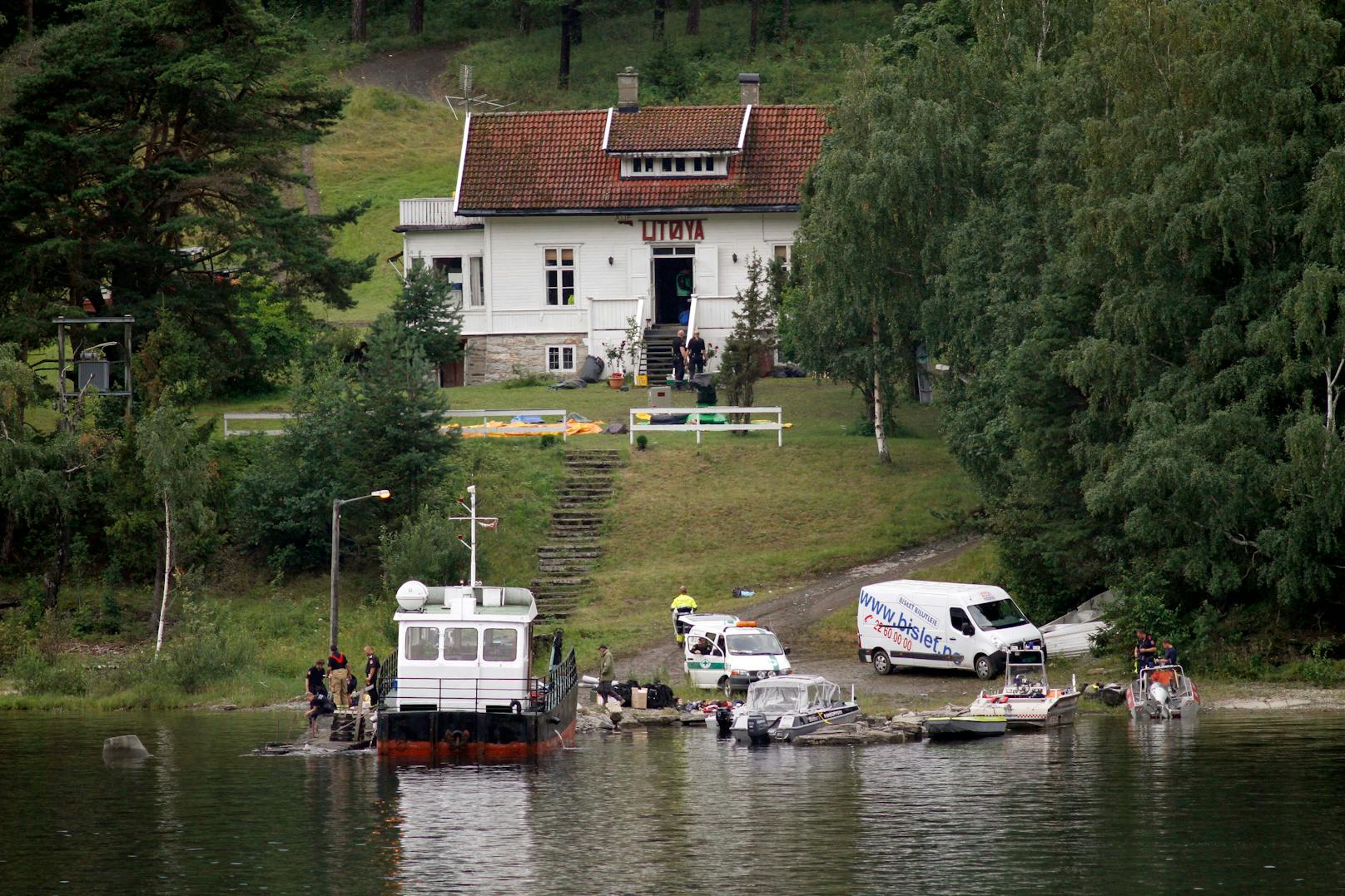 Anschließend fuhr er zur Insel Utøya, wo die Jugendorganisation der Sozialdemokraten ihr jährliches Zeltlager veranstaltete.&nbsp;Breivik tötete 69 überwiegend jungen Menschen.