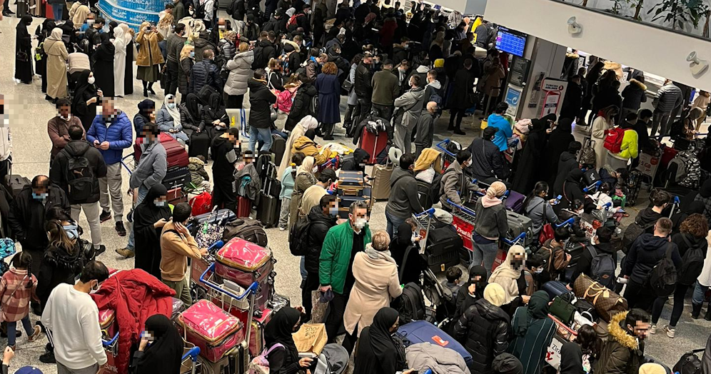 Weil fast alle Flüge in Sarajevo ausgefallen sind, füllte sich die Flughafenhalle.