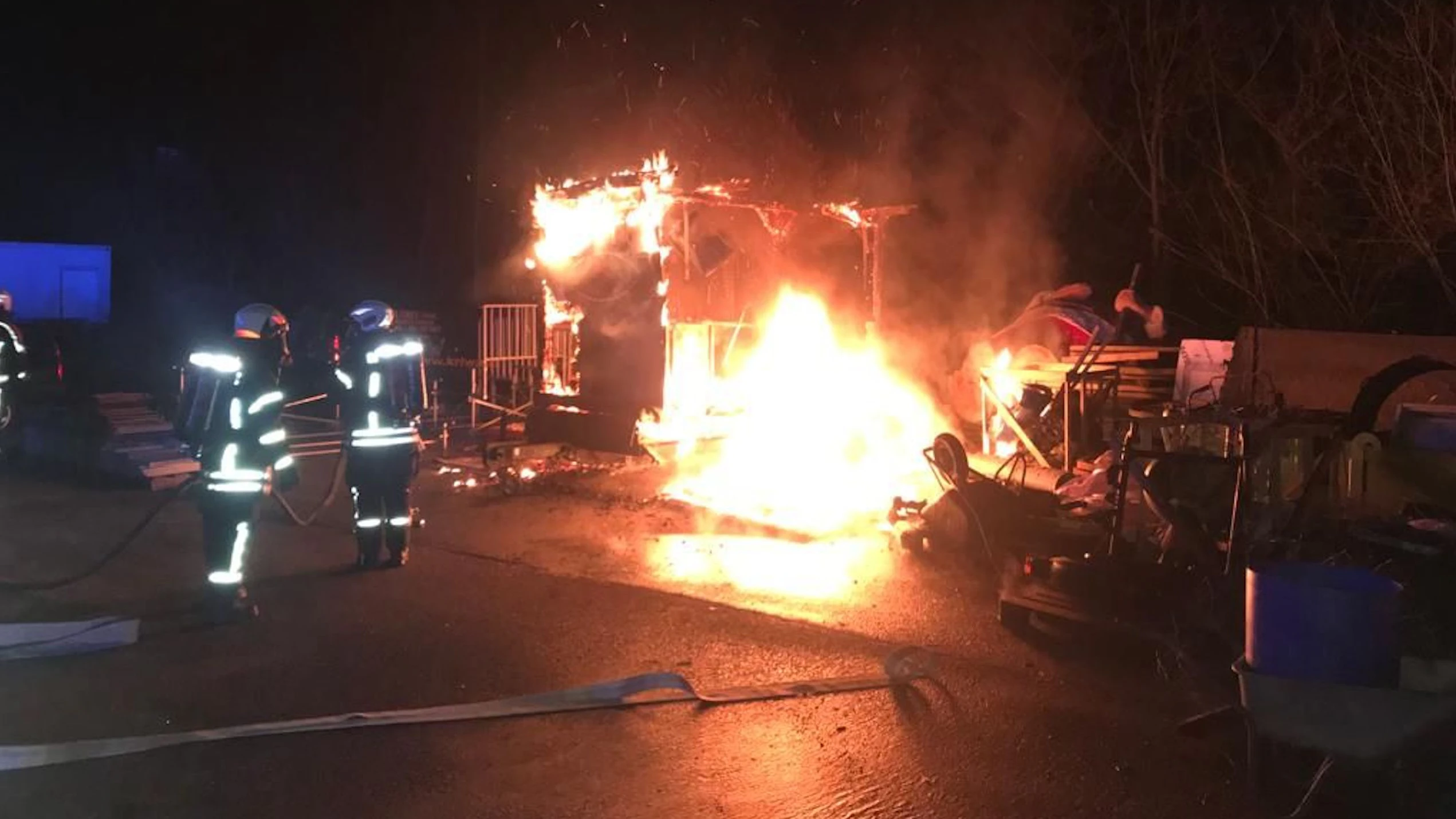 Vollbrand eines Anhängers in Wörgl -Fotocredit: ZOOM.TIROL 