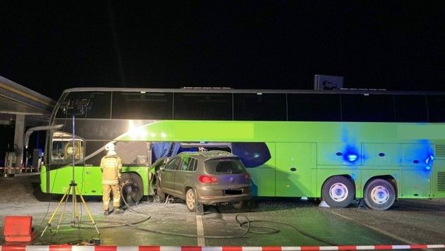 Der Bus wurde von dem Auto durchbohrt.