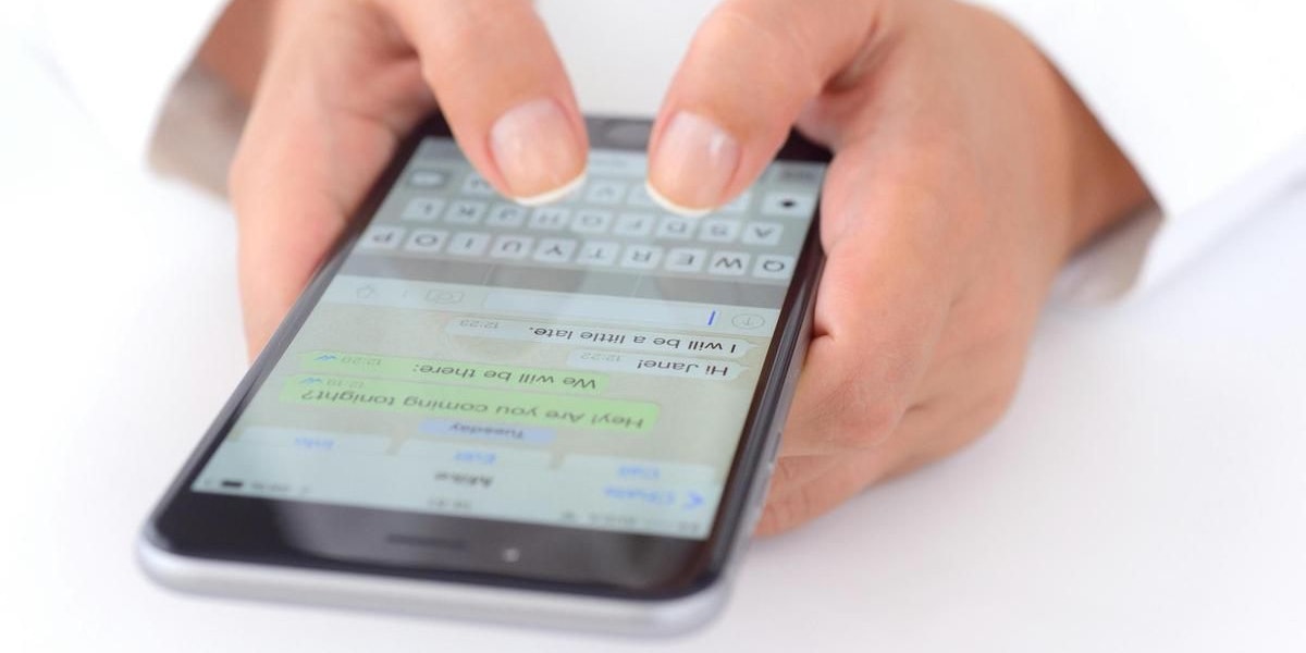 Man getraut sich aber nicht, diese zu verlassen, da alle Mitglieder darüber informiert werden würden. Mit einem Trick kann man diese Chats aber ein für alle Mal vergessen.