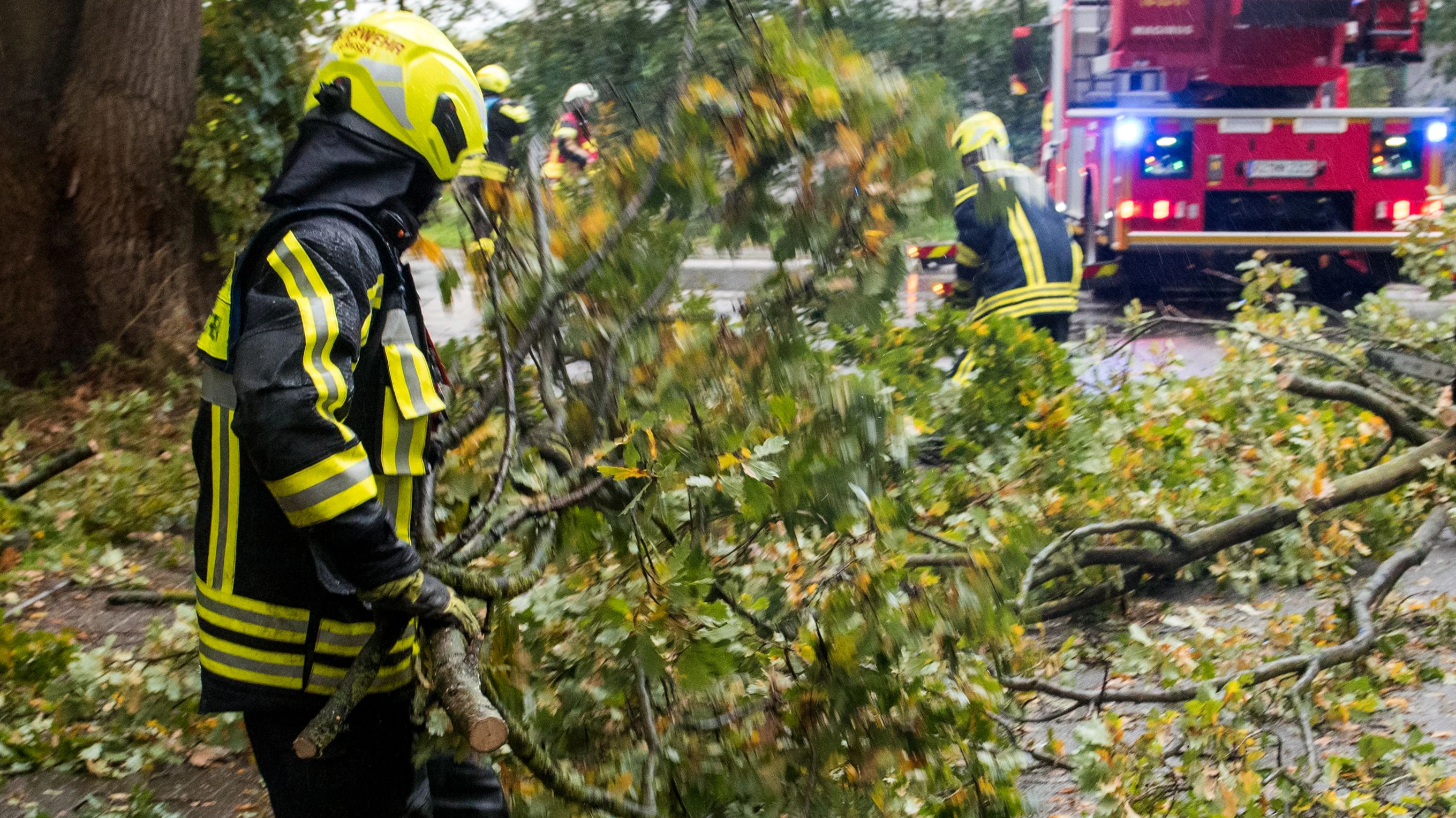 Die Feuerwehr steht im Dauereinsatz.