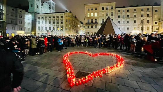 Ein Herz aus Kerzen zum Gedenken an die Opfer der Corona-Pandemie.