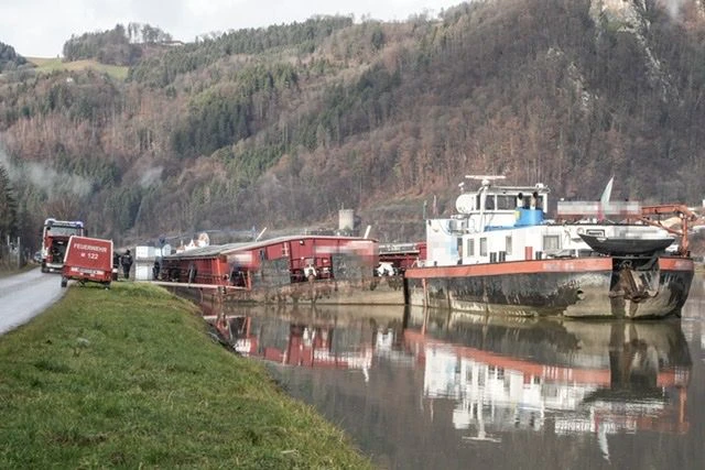 Bilder vom "gestrandeten" Schiff.