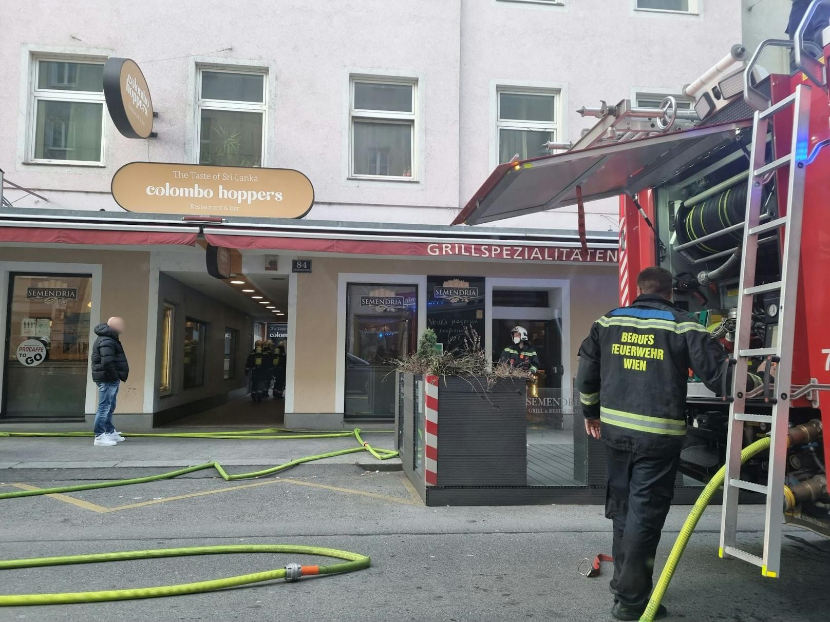 In einem Restaurant brach ein Feuer aus. 