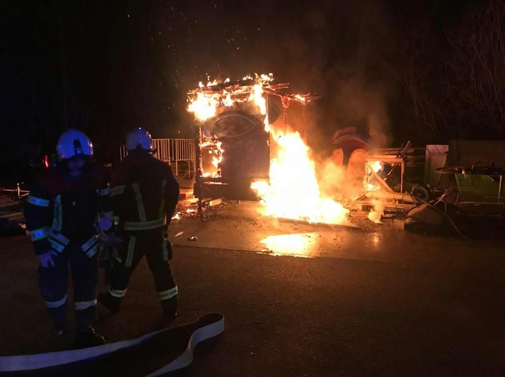 In einem&nbsp;Weihnachtsstand-Aufbau auf einem Anhänger in Wörgl brach gegen 4.15 Uhr ein Brand aus.