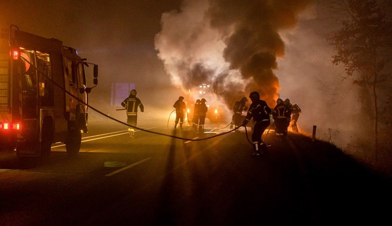 Das Auto fing während der Fahrt auf der B137 Feuer, der Lenker konnte sich retten.