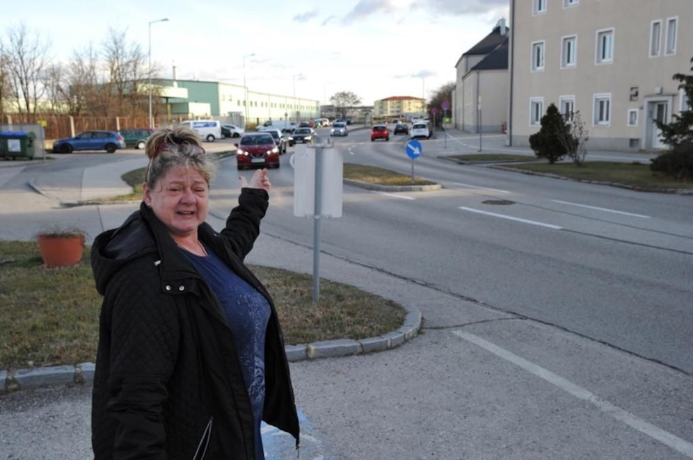 Ingeborg Klepatsch an der betroffenen Stelle am Flugfeldgürtel in Wr. Neustadt