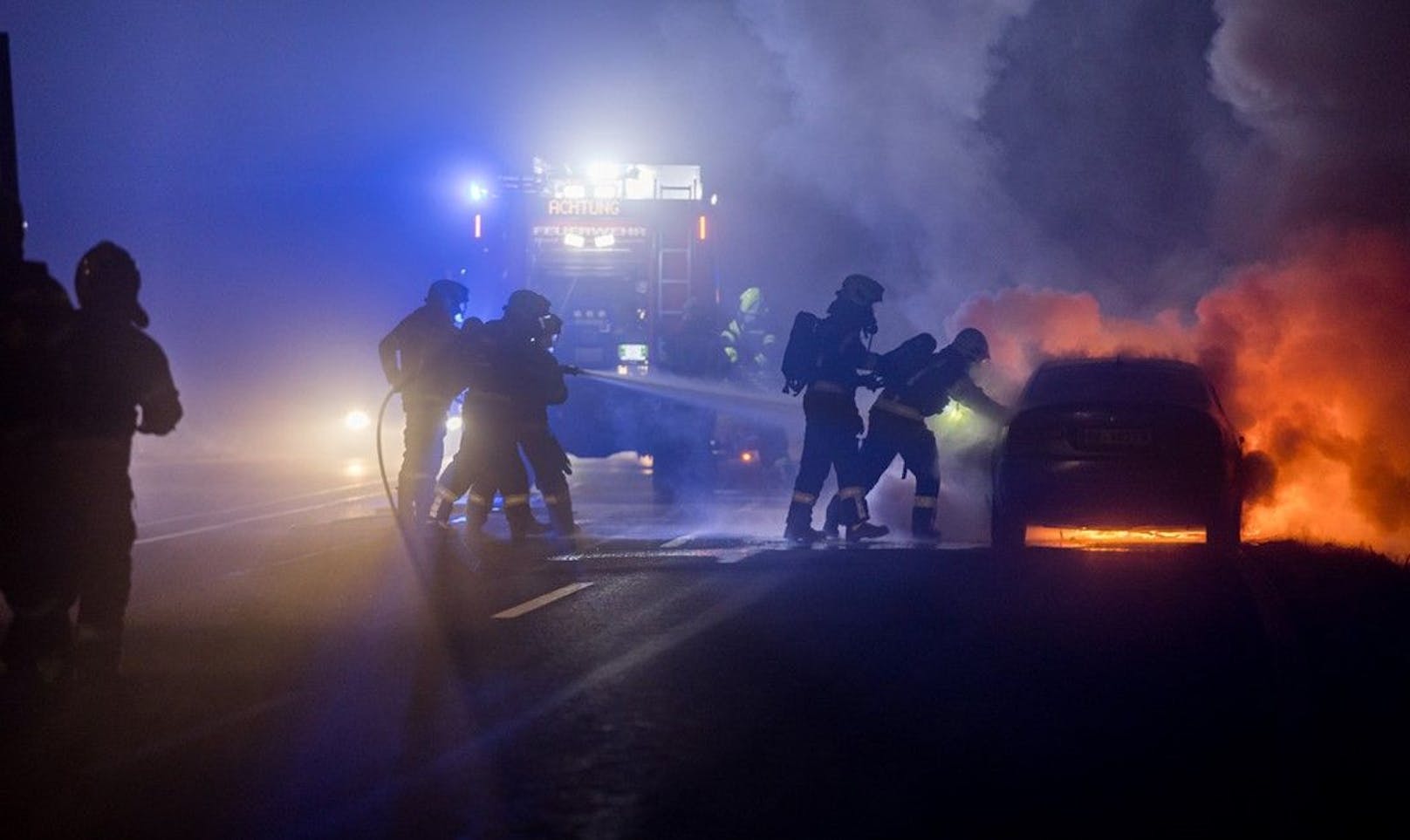 Das Auto fing während der Fahrt auf der B137 Feuer, der Lenker konnte sich retten.