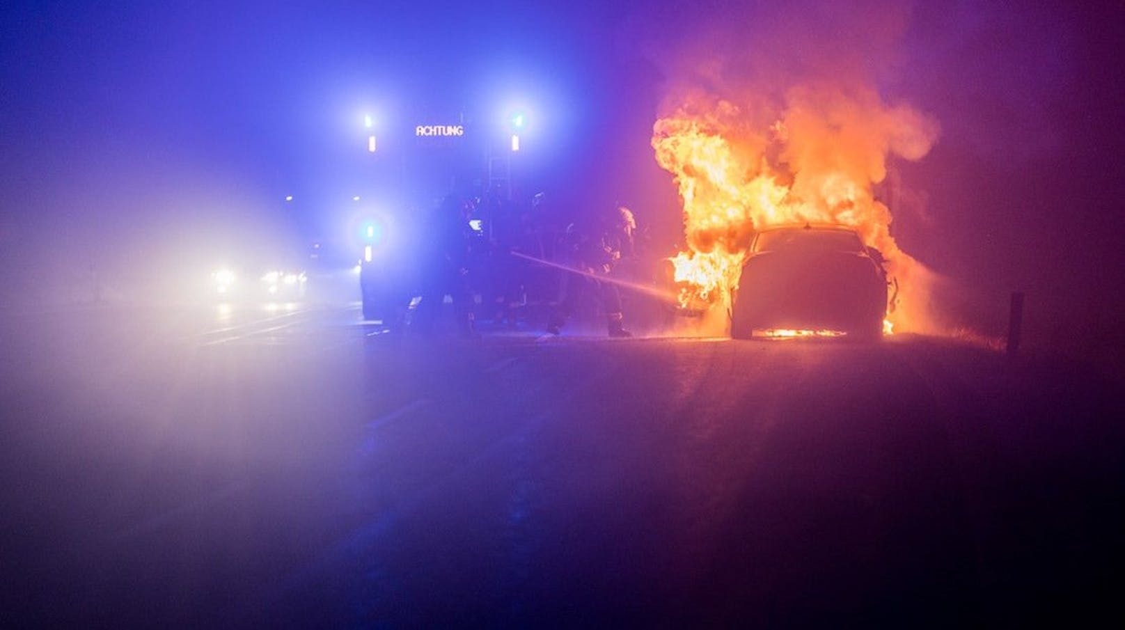 Das Auto fing während der Fahrt auf der B137 Feuer, der Lenker konnte sich retten.