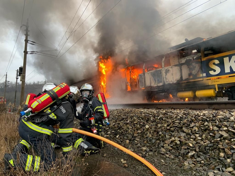 Zug steht in Vollbrand.