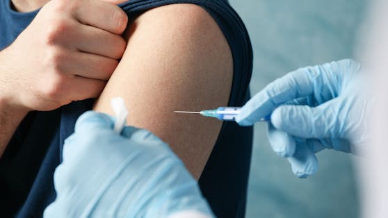 Das Nationale Impfgremium gibt weiterhin keine generelle Empfehlung für eine vierte Corona-Impfung ab.&nbsp;Allerdings wird das Alterslimit von 80 auf 65 Jahre gesenkt.