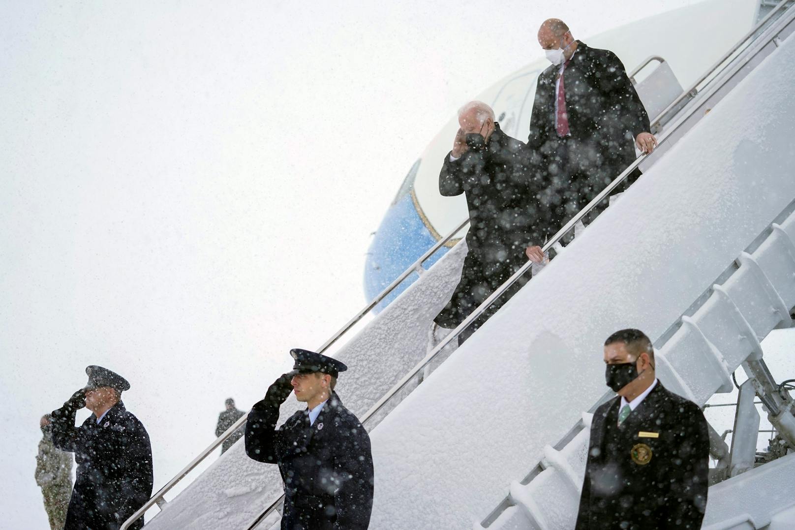 Viel Schnee: US-Präsident Joe Biden bekommt bei der Rückkehr aus Delaware den Sturm zu spüren.