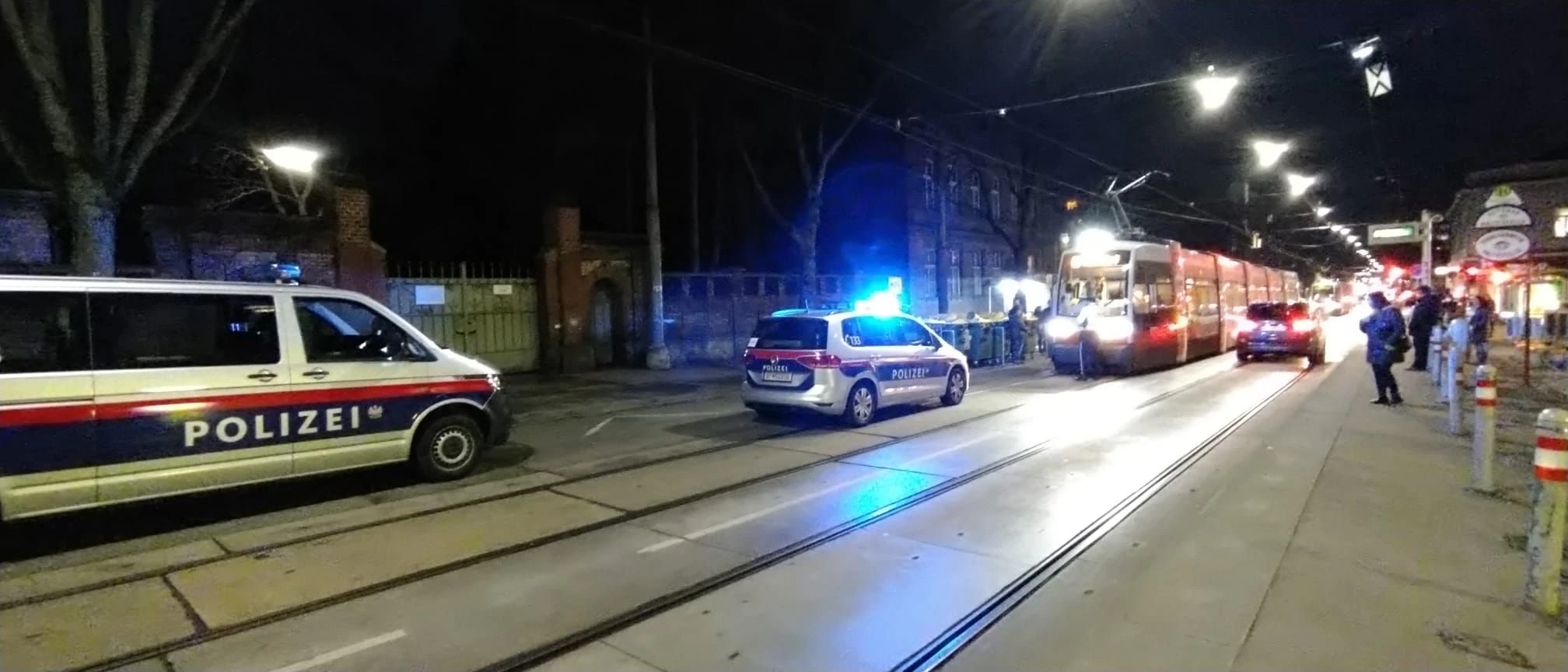 Zwei Personen wurden bei der Vollbremsung leicht verletzt.