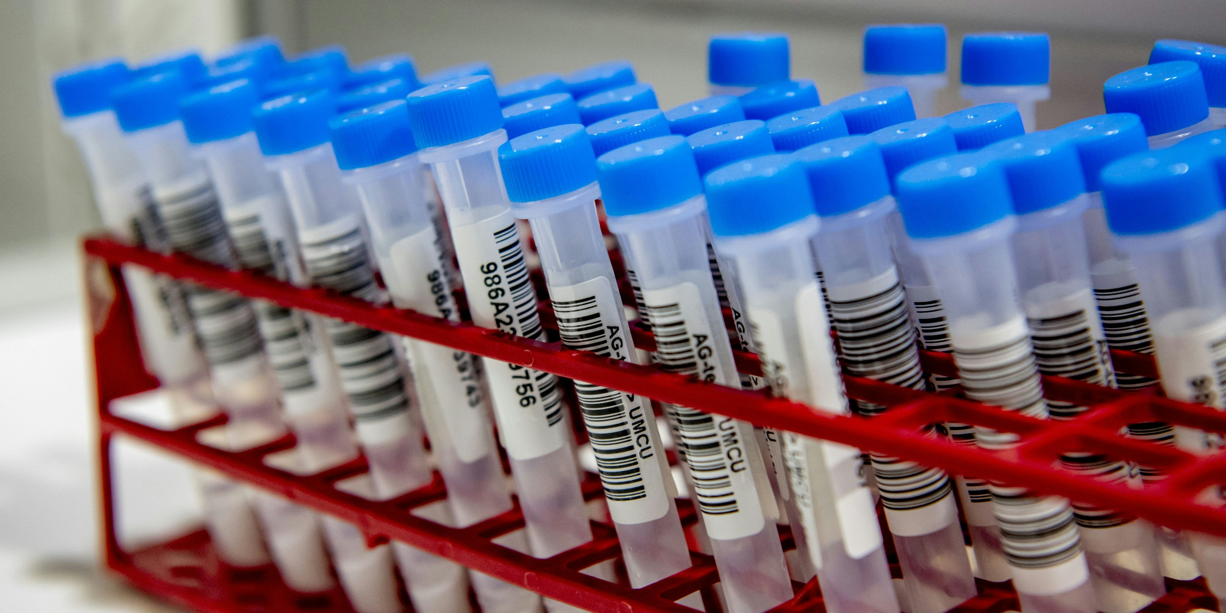 Eine Durchseuchung ist gefährlich bietet aber die Chance, die Welle schnell zu beenden. 