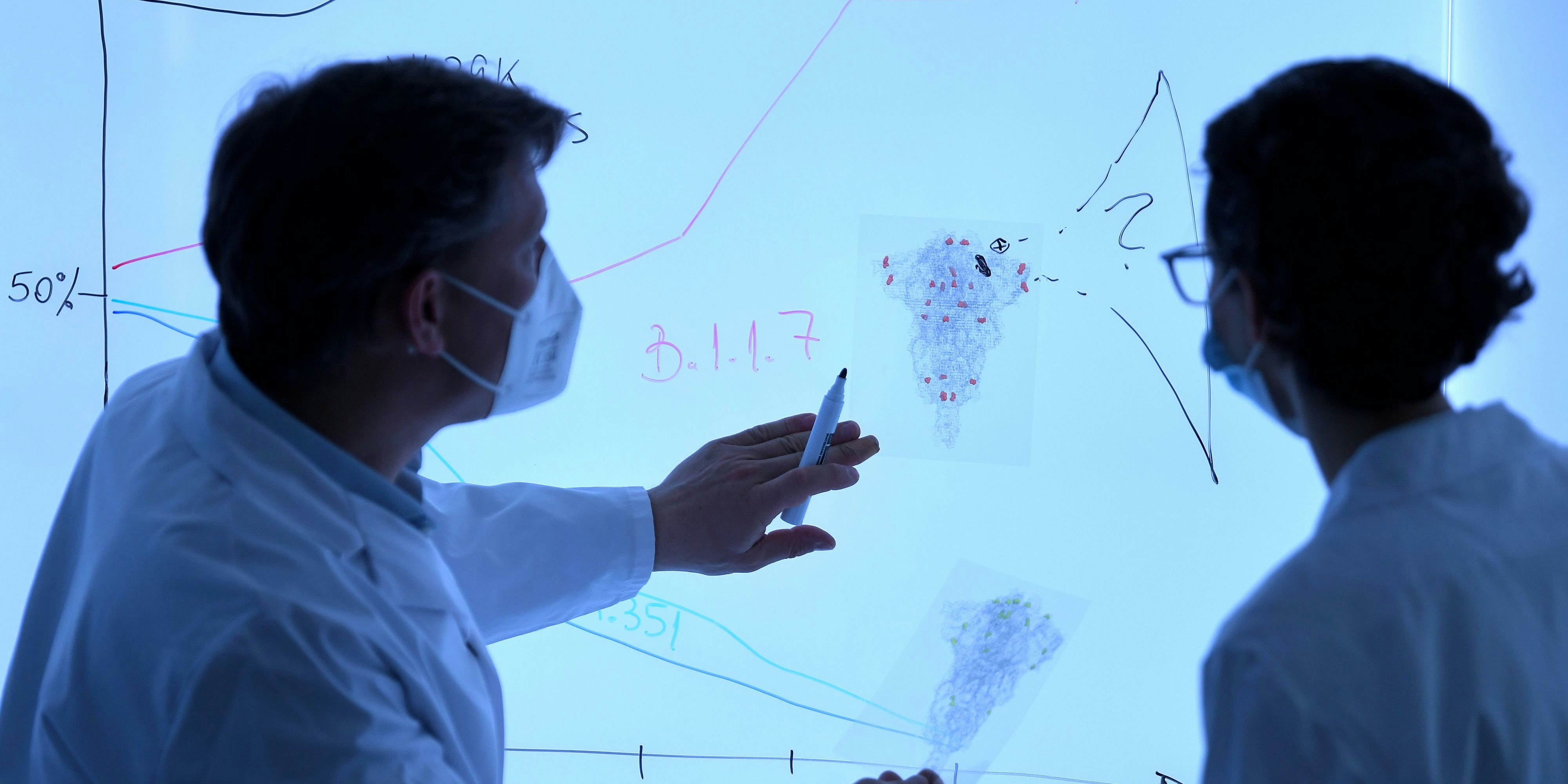 Forscher  mit einer Kollegin bei der Sequenzierung
