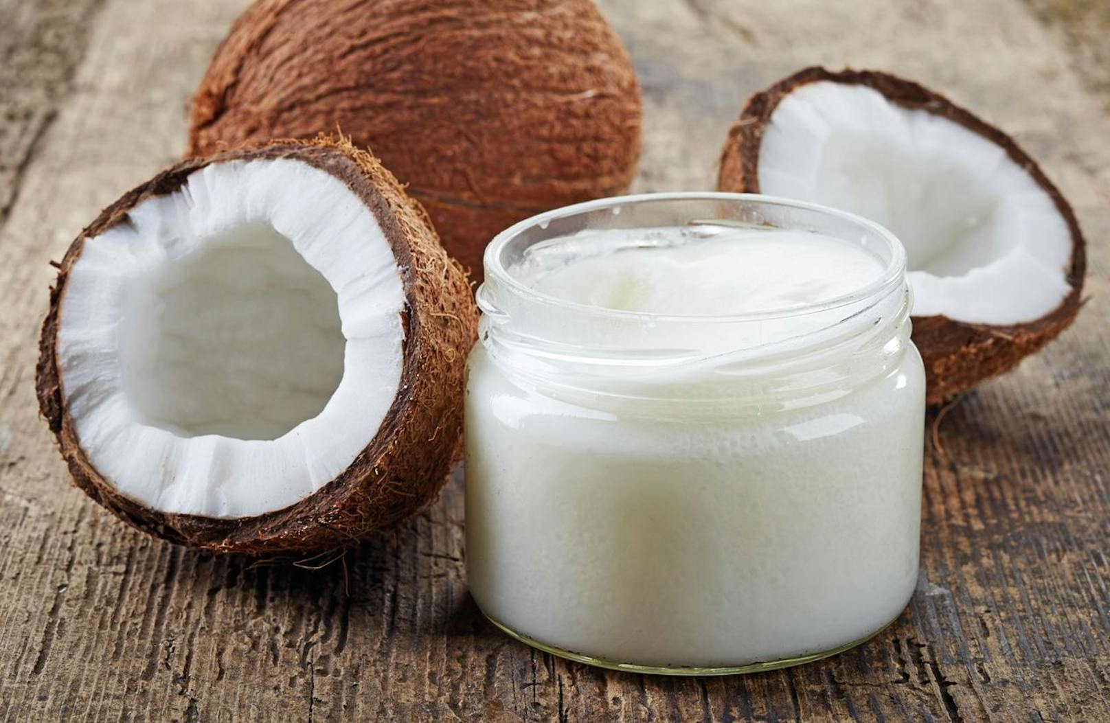 Kokosöl eignet sich als tolle Feuchtigkeitscreme für die Haut. Deshalb kommt das natürliche Öl als Massagegel, sowie auch als passendes Gleitmittel in Frage.