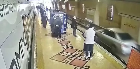 Der Fahrer des silbernen Kleinwagens war falsch abgebogen und versehentlich auf den Straßenbahngleisen gelandet.