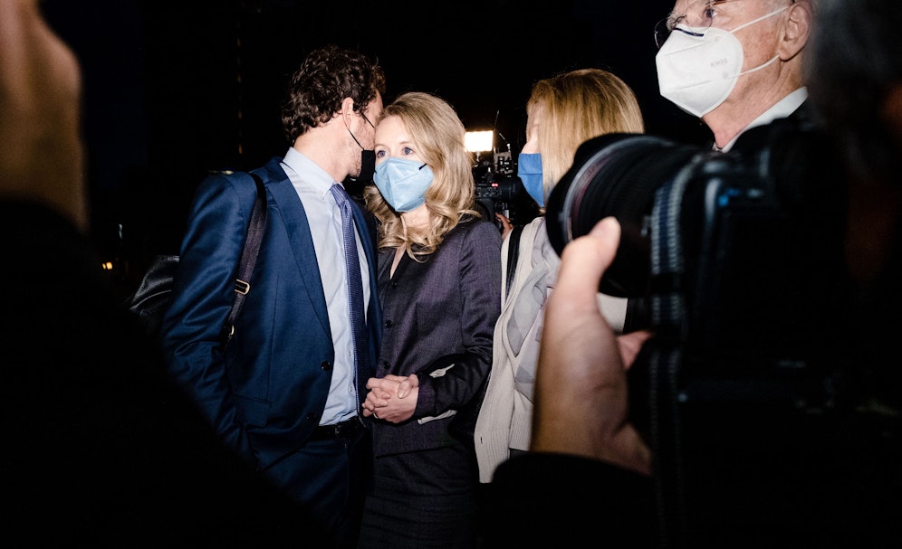 Elizabeth Holmes (Mitte) verlässt mit ihrem Partner Billy Evans und ihren Eltern das Gerichtsgebäude in San Jose, Kalifornien. (3. Januar 2022)