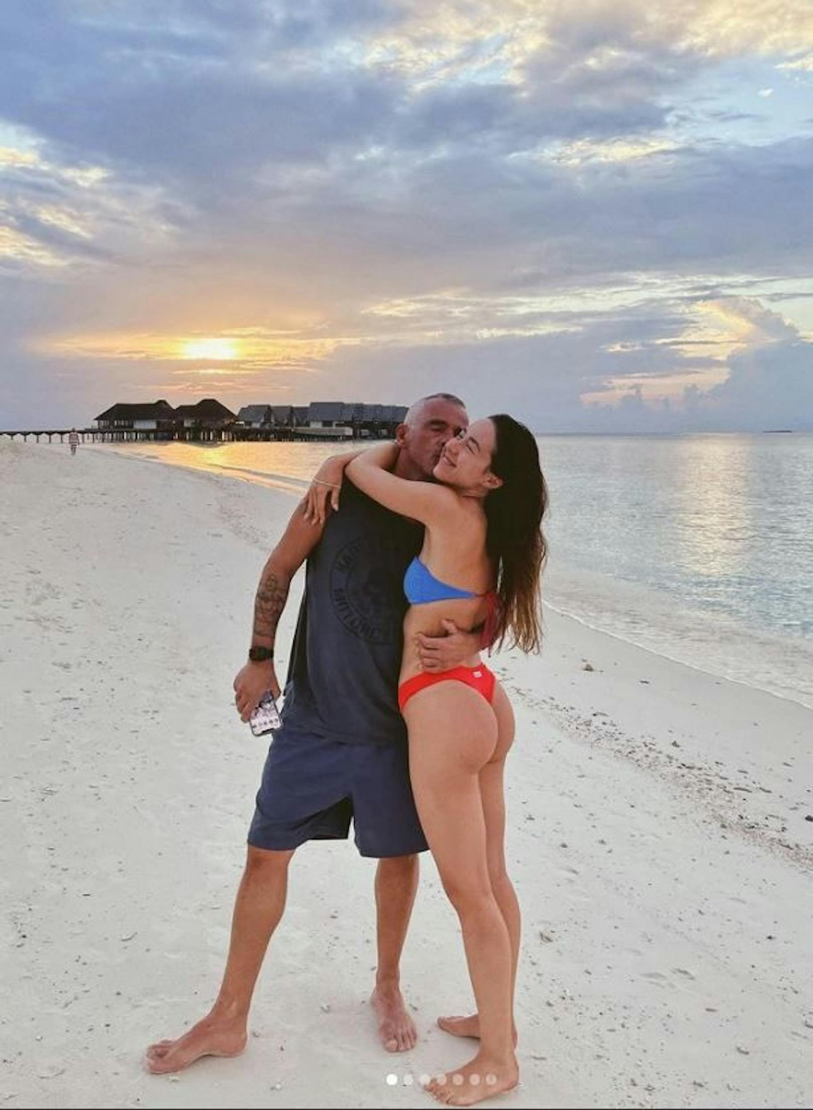 Sänger Eros Ramazotti genießt seinen Malediven-Urlaub mit seiner Tochter Aurora.