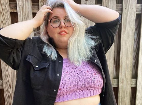 Plus-Size-Model und TikTokerin Megan Mapes weist auf ein schreckliches Studentenritual namens "Hogging" hin.
