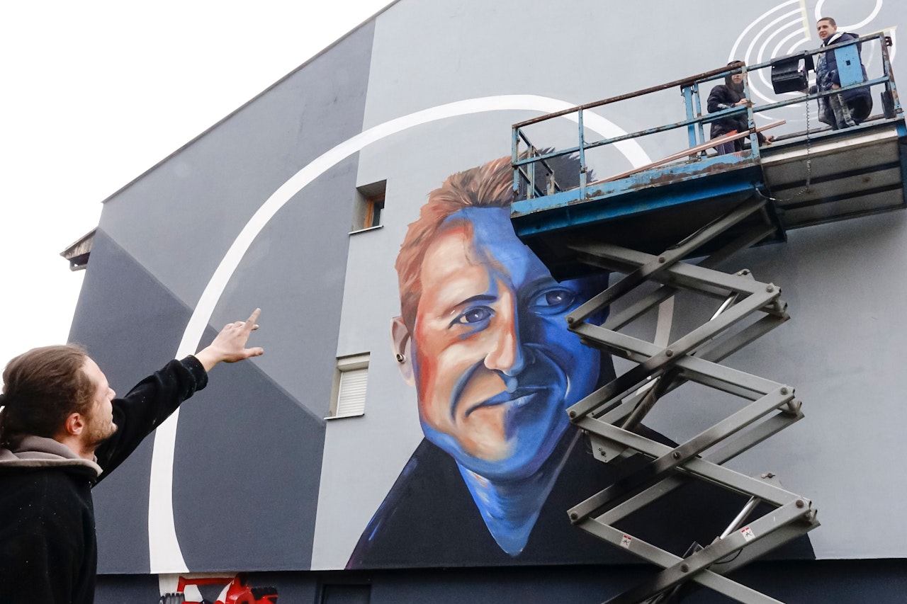 Heute.at - Balkan-Künstler schenken Schumacher riesiges Gemälde