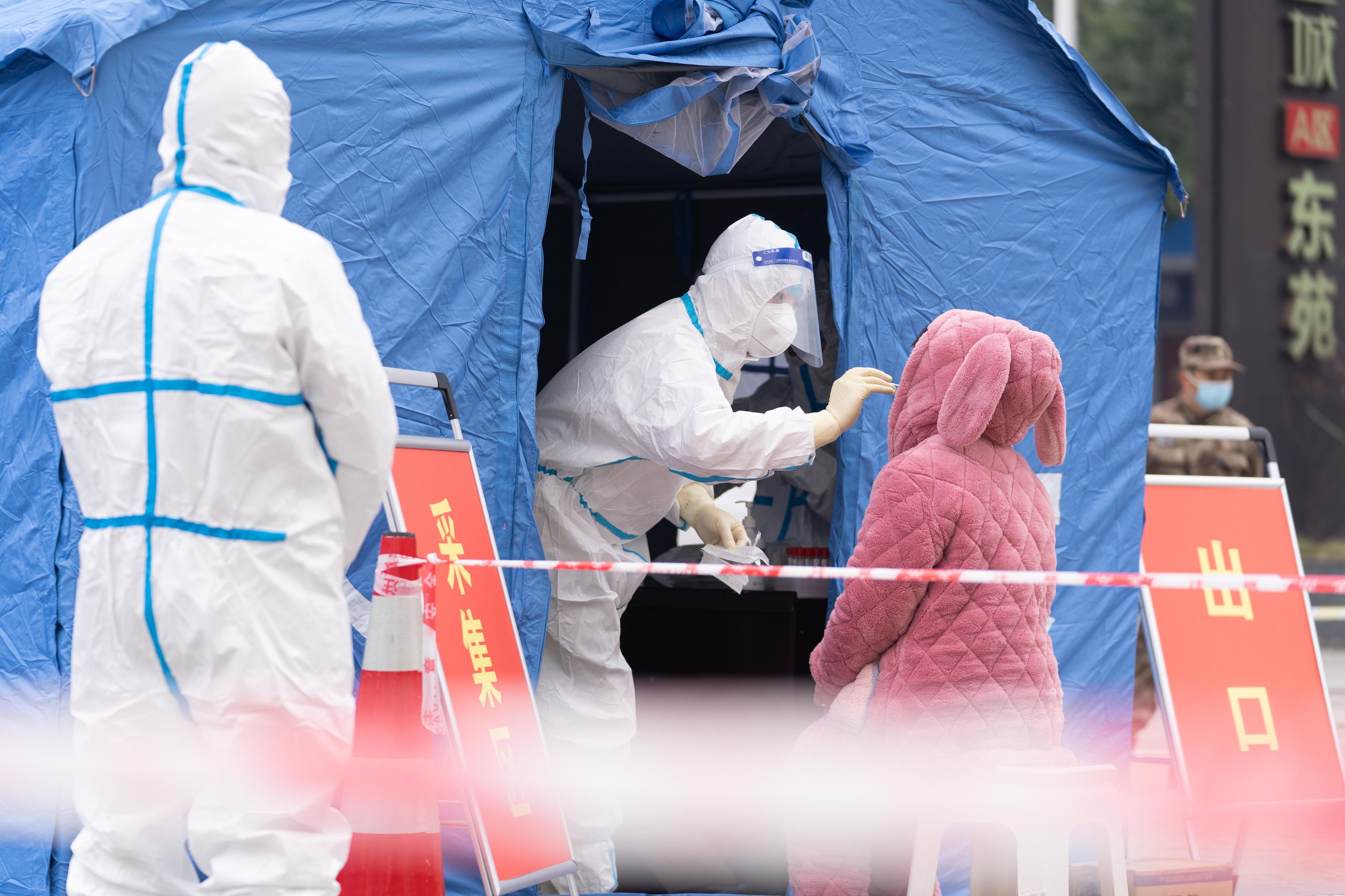 Download von www.picturedesk.com am 04.01.2022 (10:41).  (211229) -- TONGREN, Dec. 29, 2021 (Xinhua) -- A medical worker collects a swab sample from a resident at a COVID-19 testing site in Tongren City, southwest China's Guizhou Province, Dec. 29, 2021. (Photo by Peng Jun/Xinhua).Xinhua News Agency / eyevine :...http://. - 20211229_PD2980 - Rechteinfo: Rights Managed (RM)
