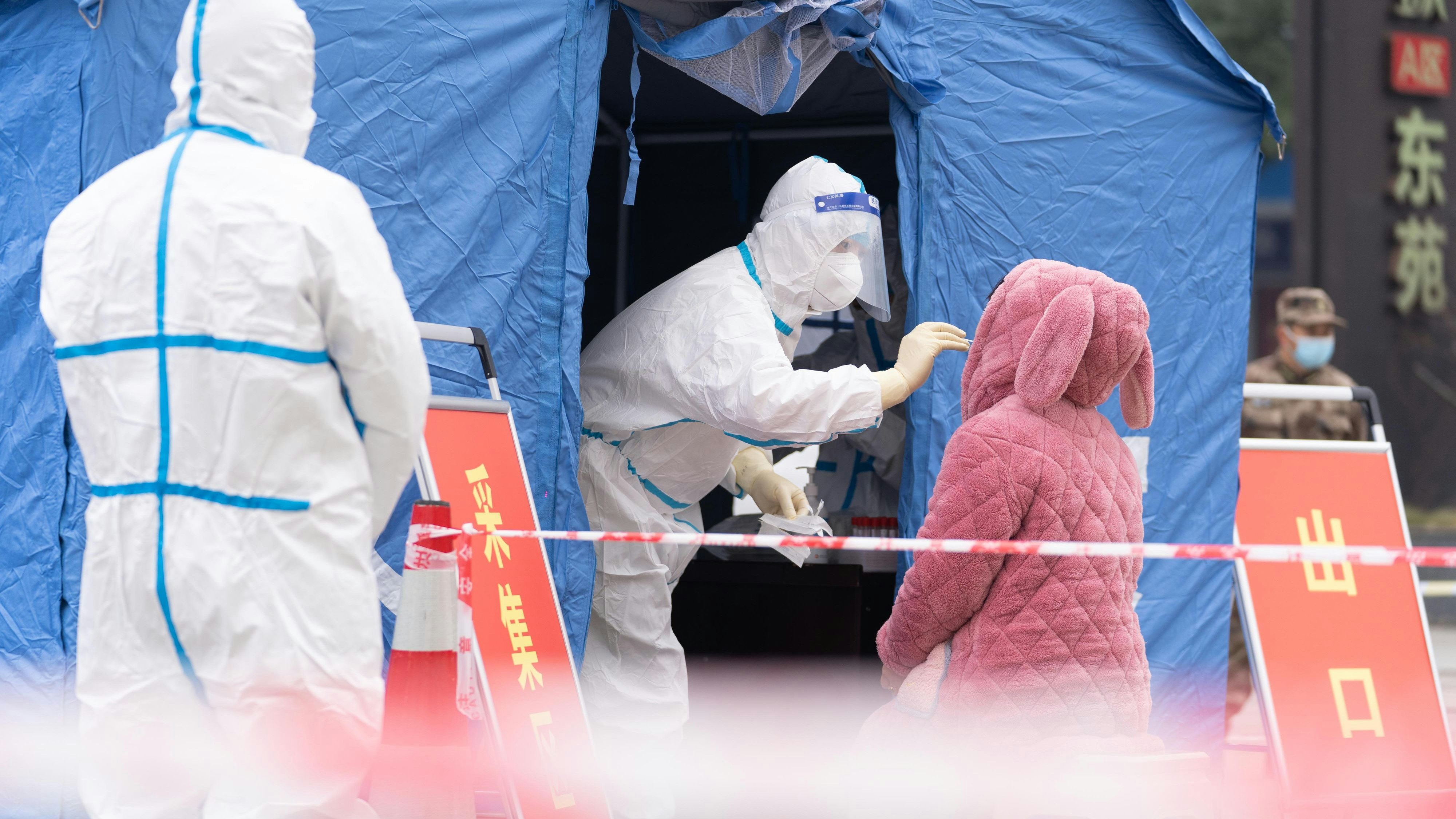 Download von www.picturedesk.com am 04.01.2022 (10:41).  (211229) -- TONGREN, Dec. 29, 2021 (Xinhua) -- A medical worker collects a swab sample from a resident at a COVID-19 testing site in Tongren City, southwest China's Guizhou Province, Dec. 29, 2021. (Photo by Peng Jun/Xinhua).Xinhua News Agency / eyevine :...http://. - 20211229_PD2980 - Rechteinfo: Rights Managed (RM)
