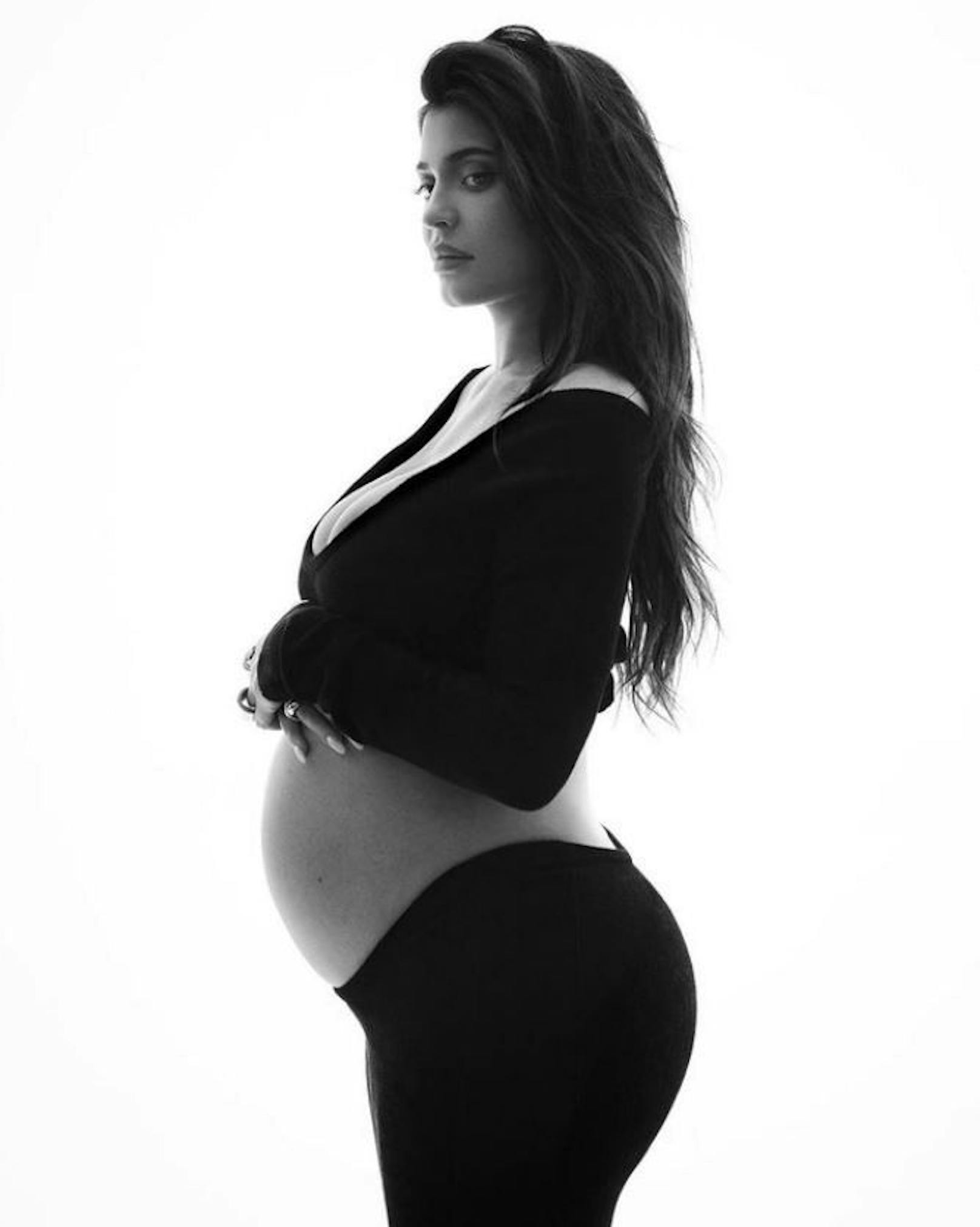 Kylie Jenner erwartet ihr zweites Kind. Auf Insta teilte sie ein neues Babybauch-Foto von sich.