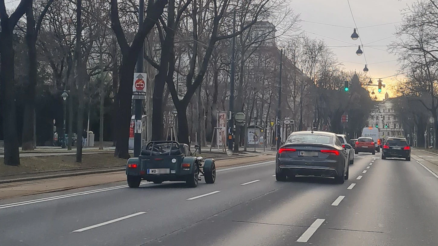 Diplomat cruist mit dem Leichtbau-Sportler durch die City