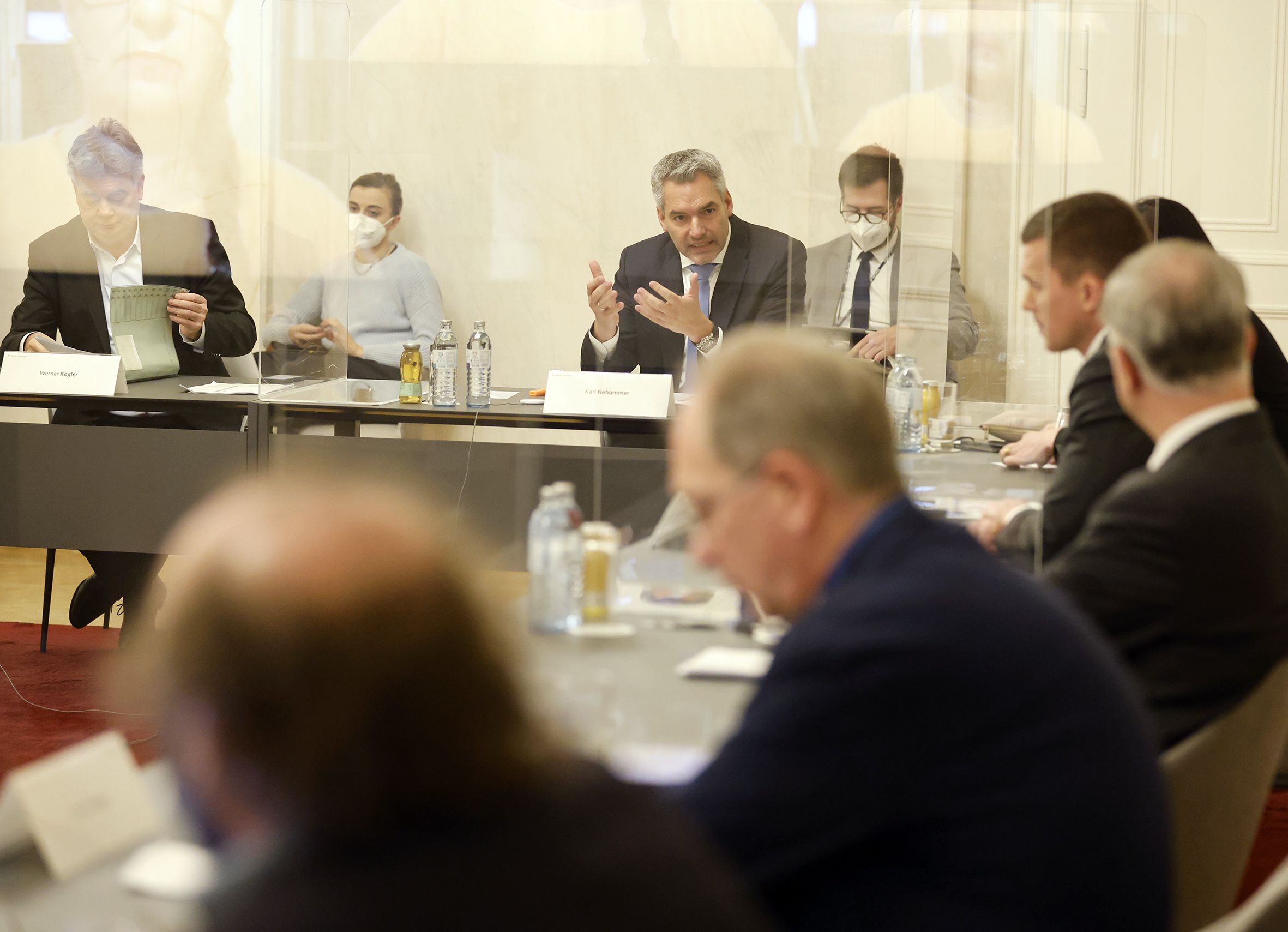 Bundeskanzler Karl Nehammer lädt zum virtuellen Corona-Gipfel.