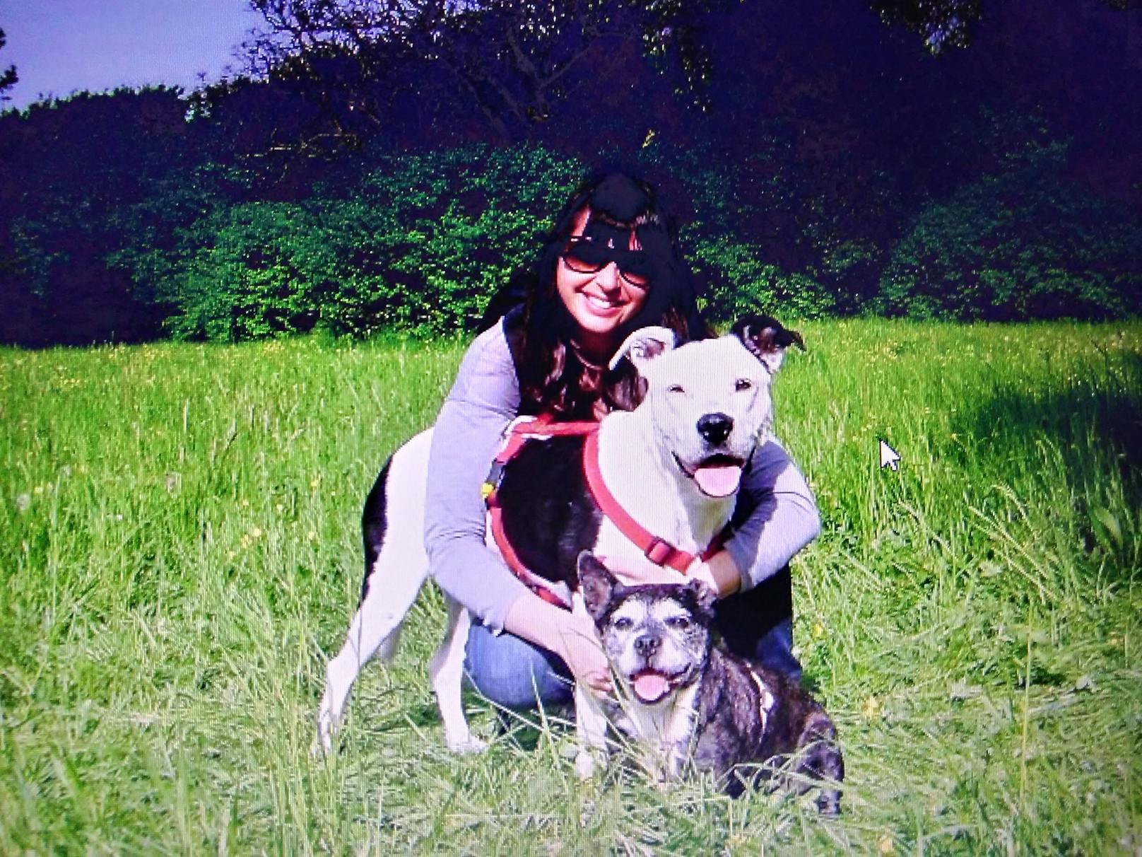 Caro mit ihren alten Hunden Emma (l) und Rosi (r)